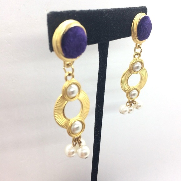 3/$30 VINTAGE 80S EARRINGS GOLD TONE PEARLS FUZZY PURPLE DANGLE DROP GEOMETRIC - Picture 7 of 16
